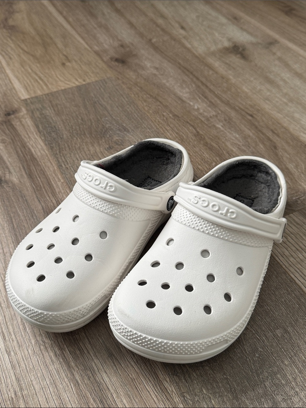 CROCS Classic Clog with Gray Fleece Lining - White Size W8/M6